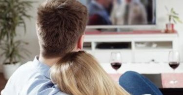 cropped pareja viendo tv