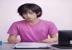 Jogador de PC usando códigos de trapaças em um dorama