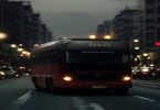 Supercarro Pegassi Zentorno em alta velocidade na rodovia de GTA 5 Online.